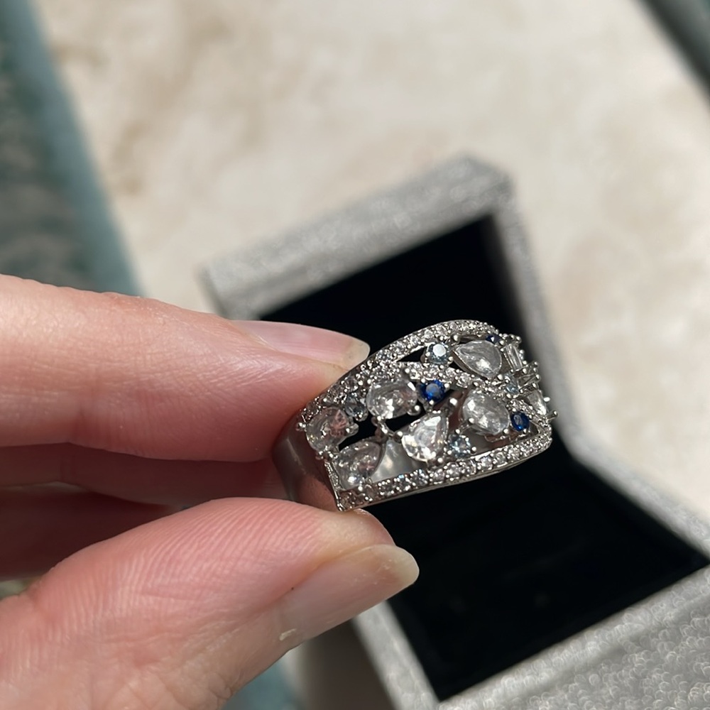 Elegant Silver and Blue Gemstone Ring - Picture 16 of 17
